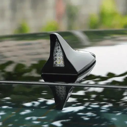 ANTENA ALETA DE TIBURÓN CON LUZ LED Y PANEL SOLAR – ESTILO, TECNOLOGÍA Y DISTINCIÓN
